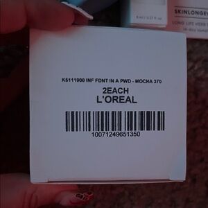 L'Oreal Powder Box with Black Text and Barcode